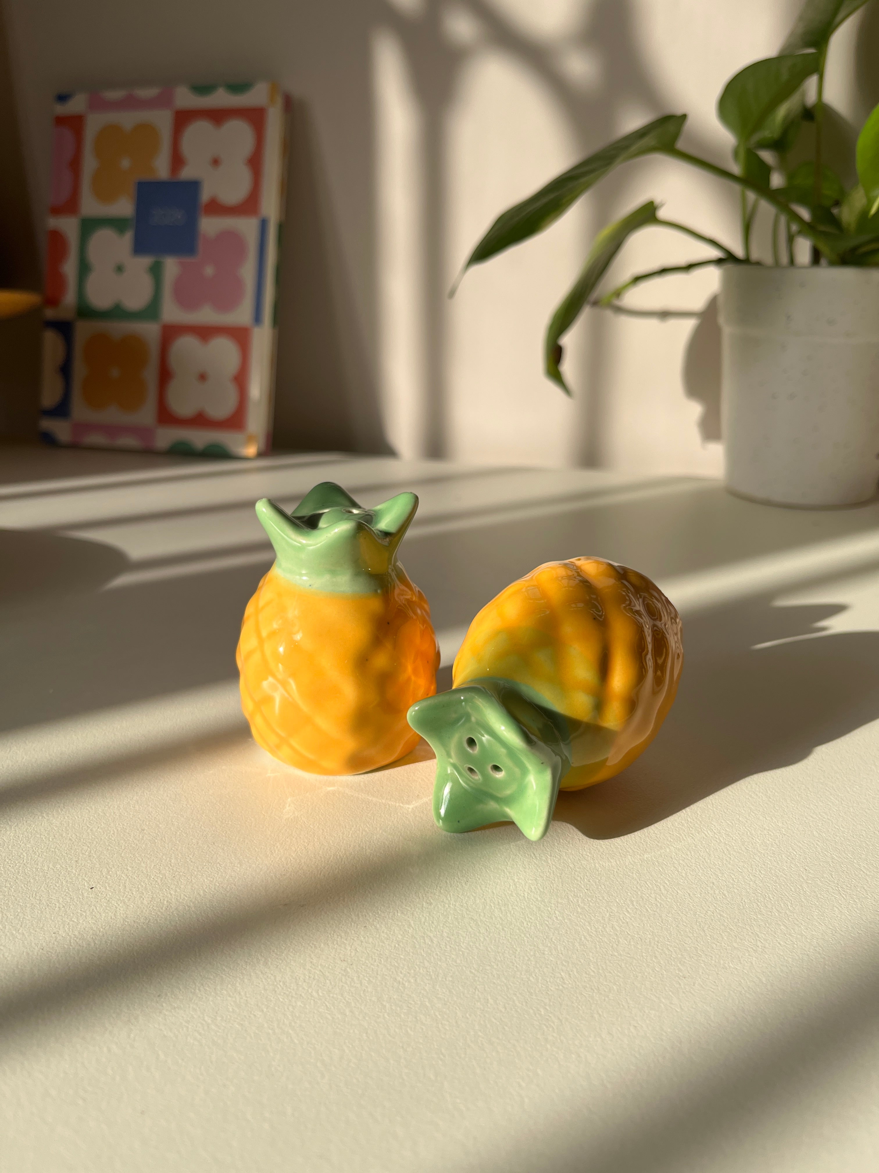 Ananas Ceramic Salt & Pepper Shaker Set - Yellow and Green Pineapple Style