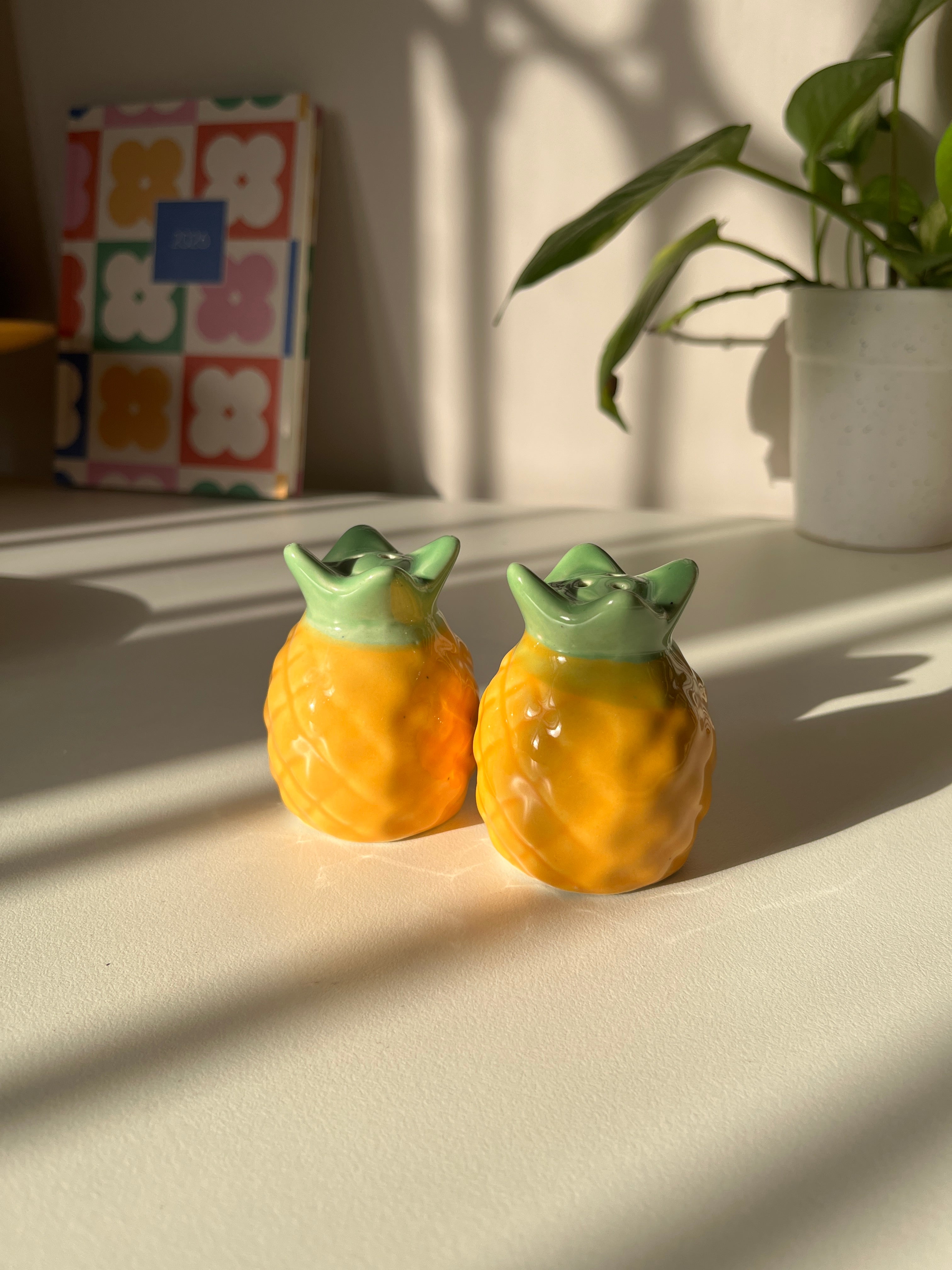 Ananas Ceramic Salt & Pepper Shaker Set - Yellow and Green Pineapple Style