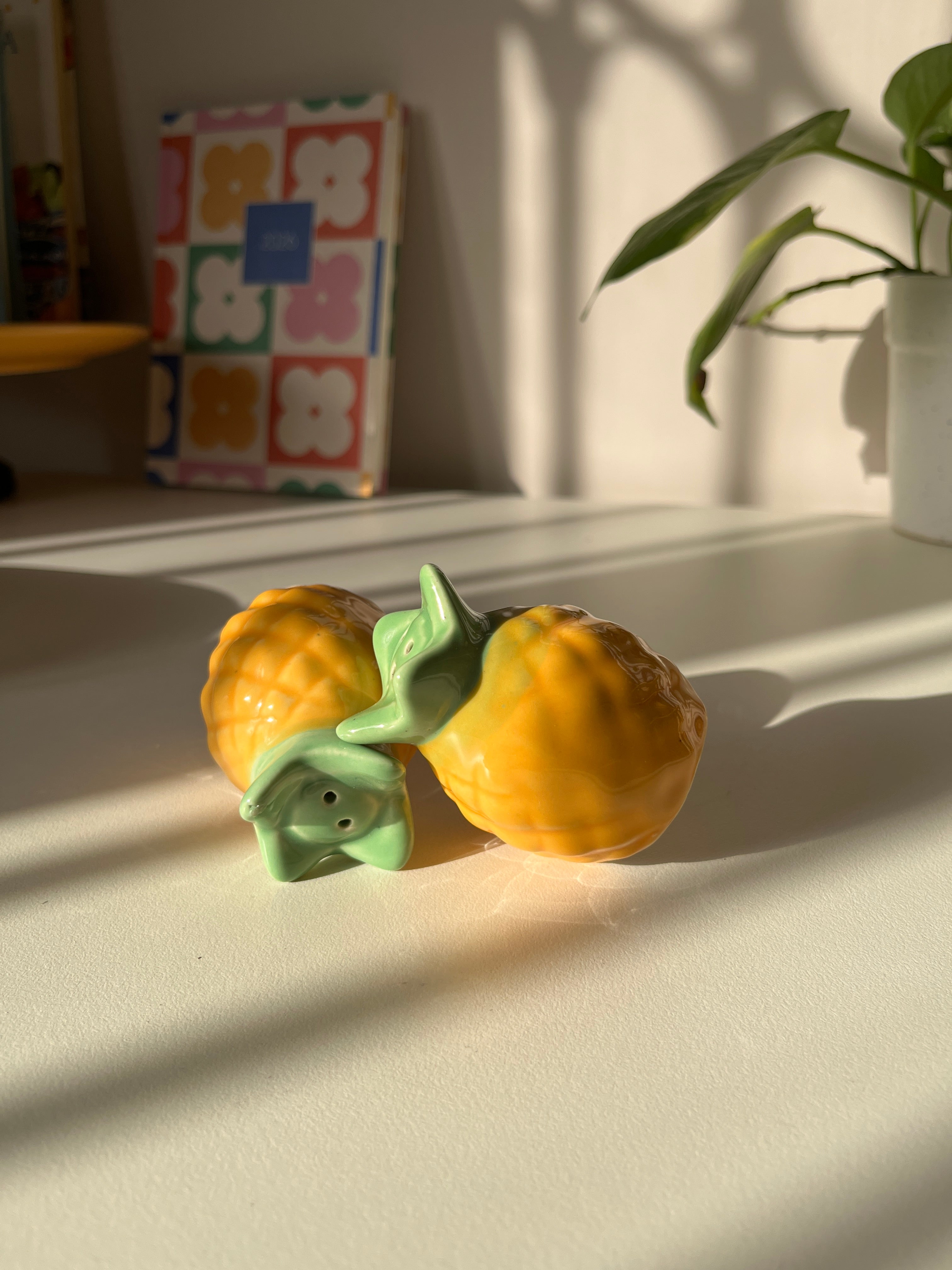 Ananas Ceramic Salt & Pepper Shaker Set - Yellow and Green Pineapple Style
