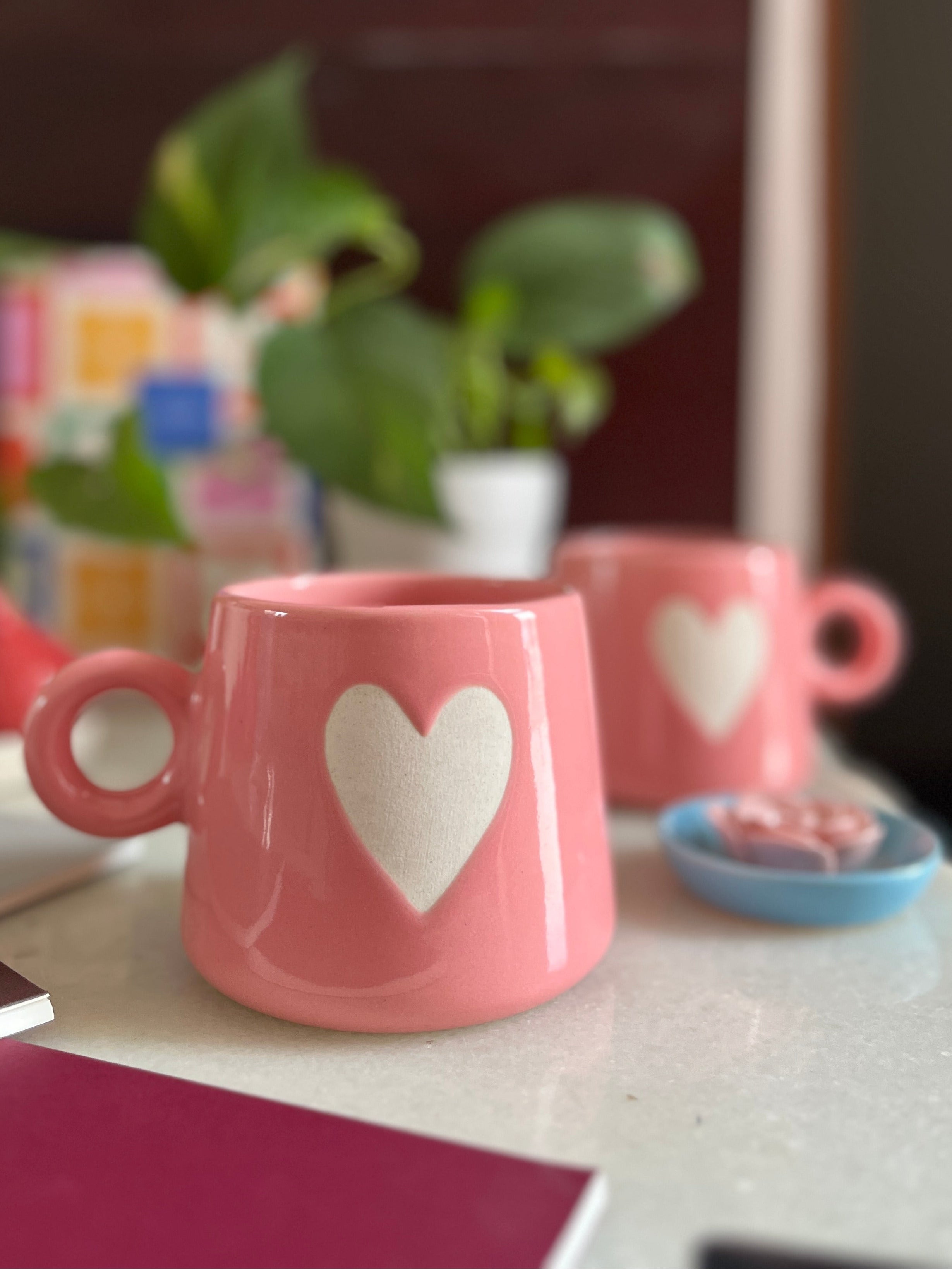 Round handle pink mug with white heart
