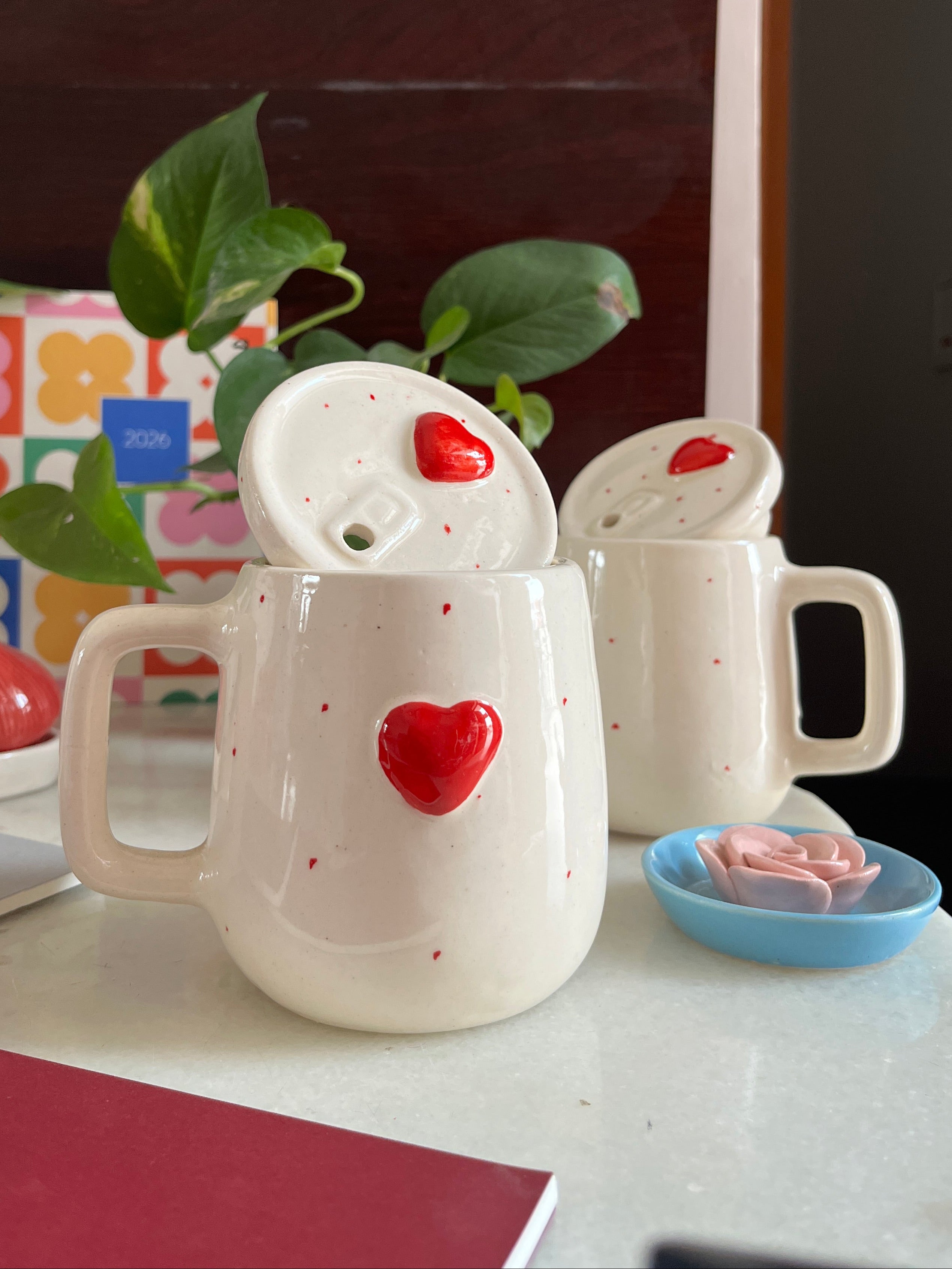 Sipper mug with lid, 3D red heart in the centre of big round cute mug