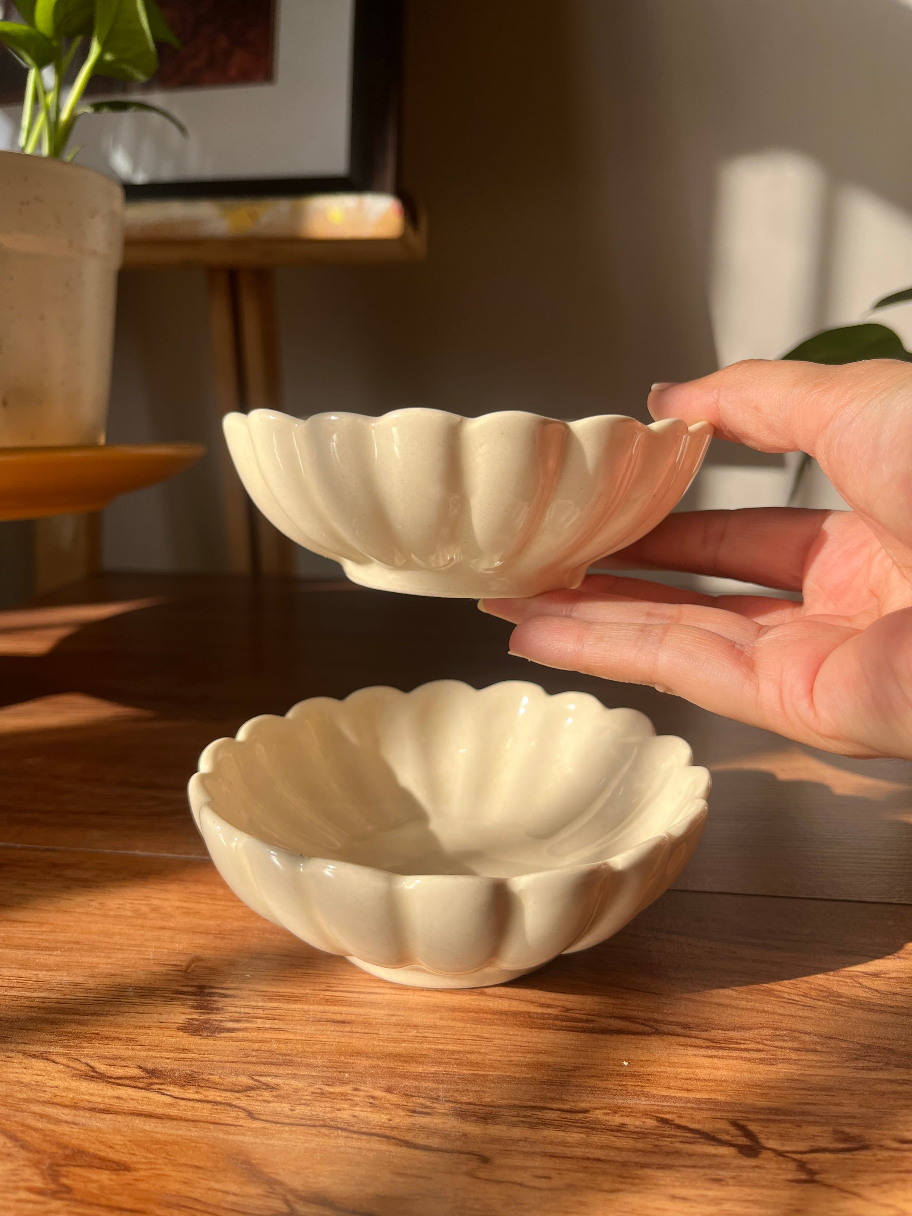 Side view of the White Daisy ceramic bowl showing its flower-inspired silhouette.